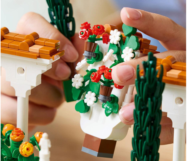 LEGO Icons 10359 Fontanna w ogrodzie - 1298067 - zdjęcie 4